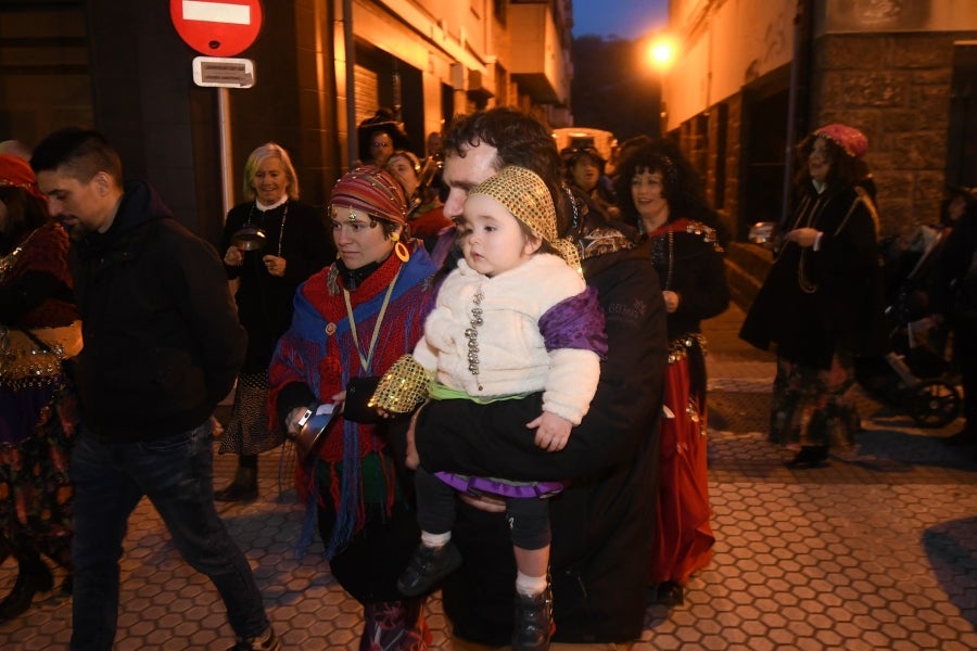 Con motivo de la celebración de la fiesta de los Caldereros por las calles del barrio de Loiola, ha tenido lugar el recorrido de la kantujira, que ha partido desde la calle Iglesia.