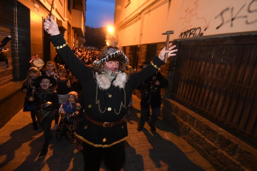 Con motivo de la celebración de la fiesta de los Caldereros por las calles del barrio de Loiola, ha tenido lugar el recorrido de la kantujira, que ha partido desde la calle Iglesia.