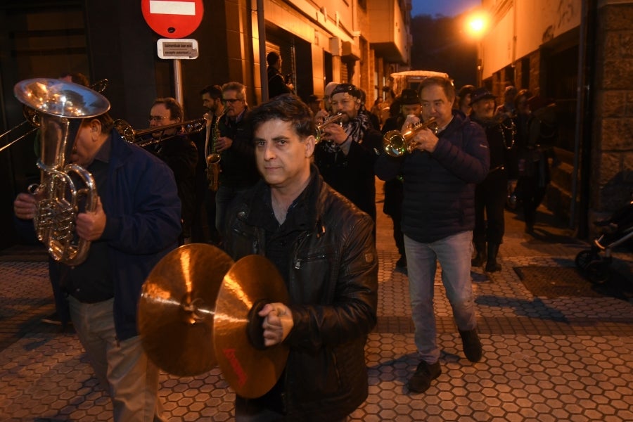 Con motivo de la celebración de la fiesta de los Caldereros por las calles del barrio de Loiola, ha tenido lugar el recorrido de la kantujira, que ha partido desde la calle Iglesia.