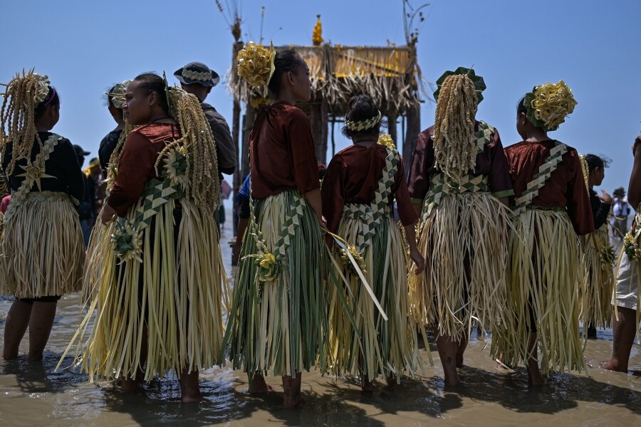 Los miembros de la tribu de Mah Meri, indígenas de Malasia, usan una máscara tradicional antes de iniciar el ritual «Puja Pantai», como gesto de agradecimiento que reza a los espíritus de los mares en Pulau Carey, a las afueras de Kuala Lumpur. 