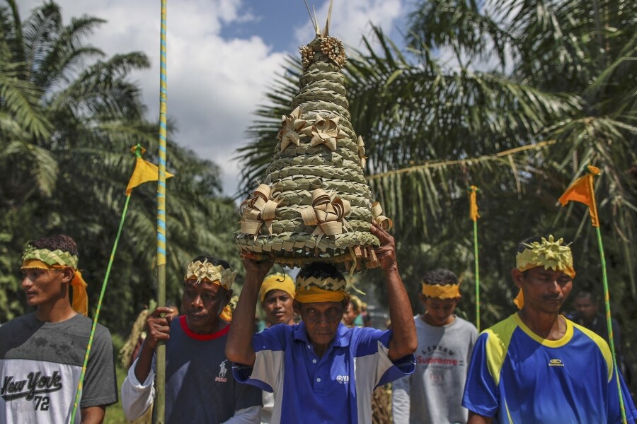 Los miembros de la tribu de Mah Meri, indígenas de Malasia, usan una máscara tradicional antes de iniciar el ritual «Puja Pantai», como gesto de agradecimiento que reza a los espíritus de los mares en Pulau Carey, a las afueras de Kuala Lumpur. 