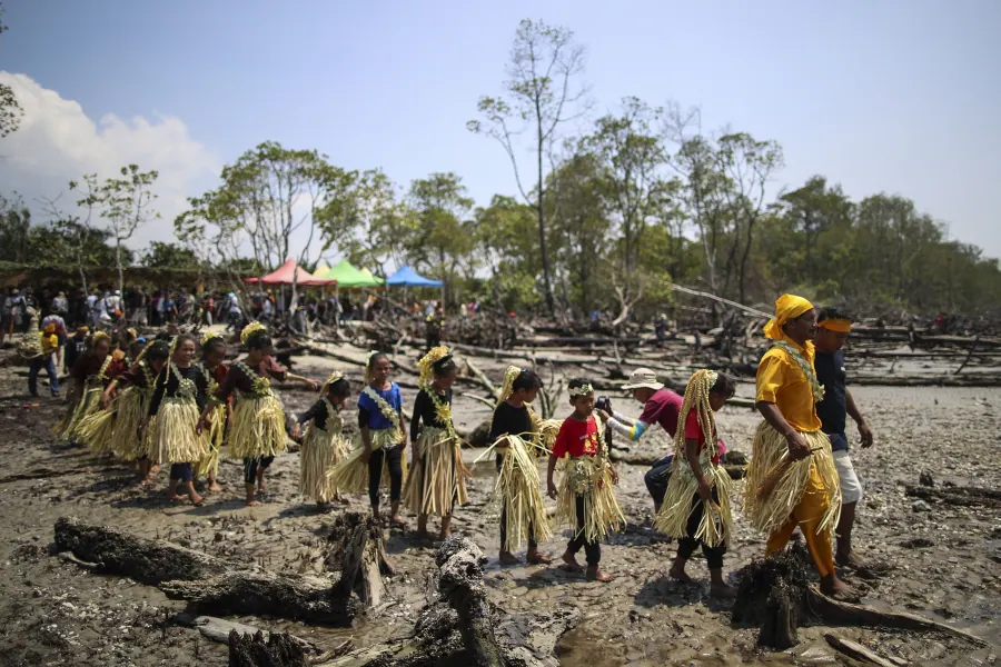 Los miembros de la tribu de Mah Meri, indígenas de Malasia, usan una máscara tradicional antes de iniciar el ritual «Puja Pantai», como gesto de agradecimiento que reza a los espíritus de los mares en Pulau Carey, a las afueras de Kuala Lumpur. 