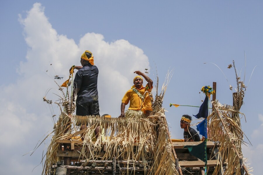 Los miembros de la tribu de Mah Meri, indígenas de Malasia, usan una máscara tradicional antes de iniciar el ritual «Puja Pantai», como gesto de agradecimiento que reza a los espíritus de los mares en Pulau Carey, a las afueras de Kuala Lumpur. 