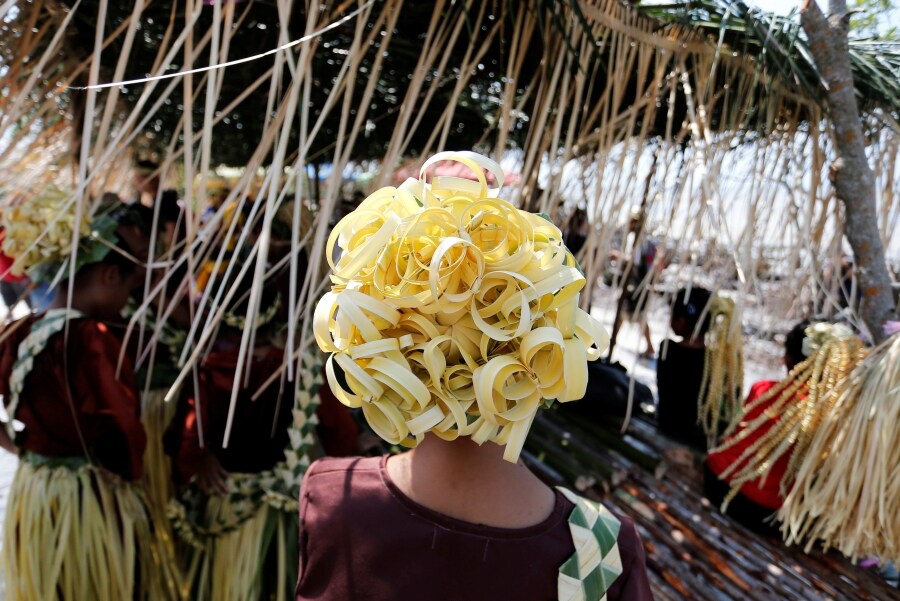 Los miembros de la tribu de Mah Meri, indígenas de Malasia, usan una máscara tradicional antes de iniciar el ritual «Puja Pantai», como gesto de agradecimiento que reza a los espíritus de los mares en Pulau Carey, a las afueras de Kuala Lumpur. 