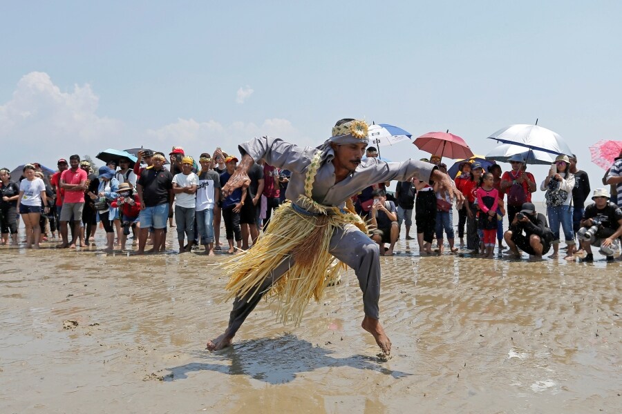 Los miembros de la tribu de Mah Meri, indígenas de Malasia, usan una máscara tradicional antes de iniciar el ritual «Puja Pantai», como gesto de agradecimiento que reza a los espíritus de los mares en Pulau Carey, a las afueras de Kuala Lumpur. 