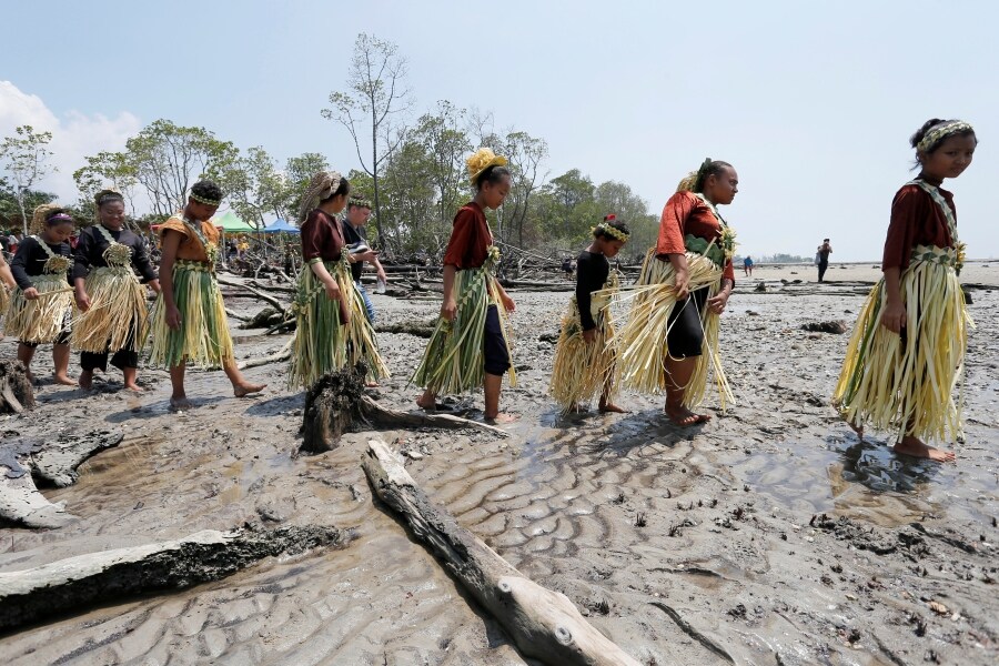 Los miembros de la tribu de Mah Meri, indígenas de Malasia, usan una máscara tradicional antes de iniciar el ritual «Puja Pantai», como gesto de agradecimiento que reza a los espíritus de los mares en Pulau Carey, a las afueras de Kuala Lumpur. 