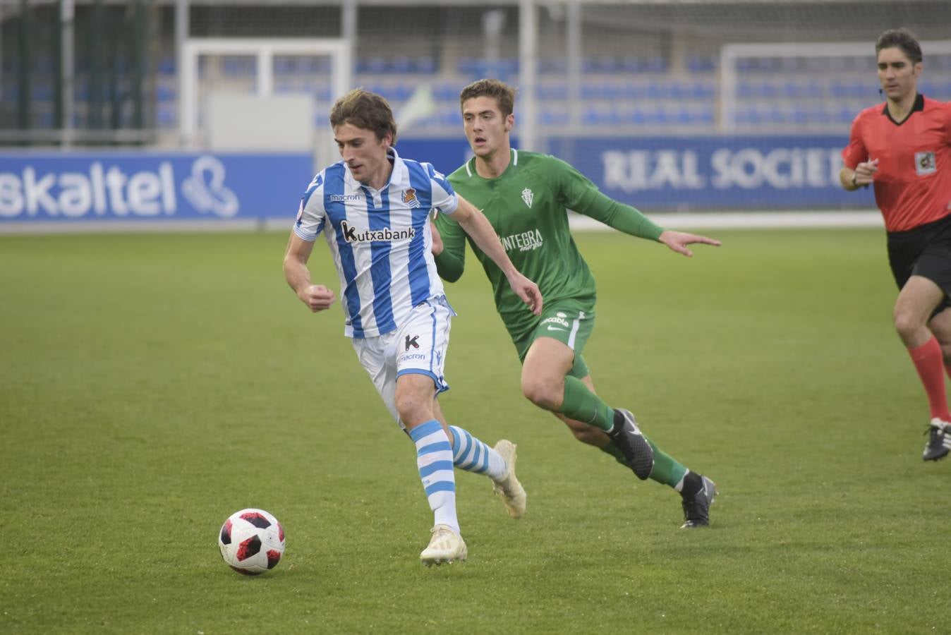 El filial de la Real Sociedad se enfrenta al equipo asturiano. 