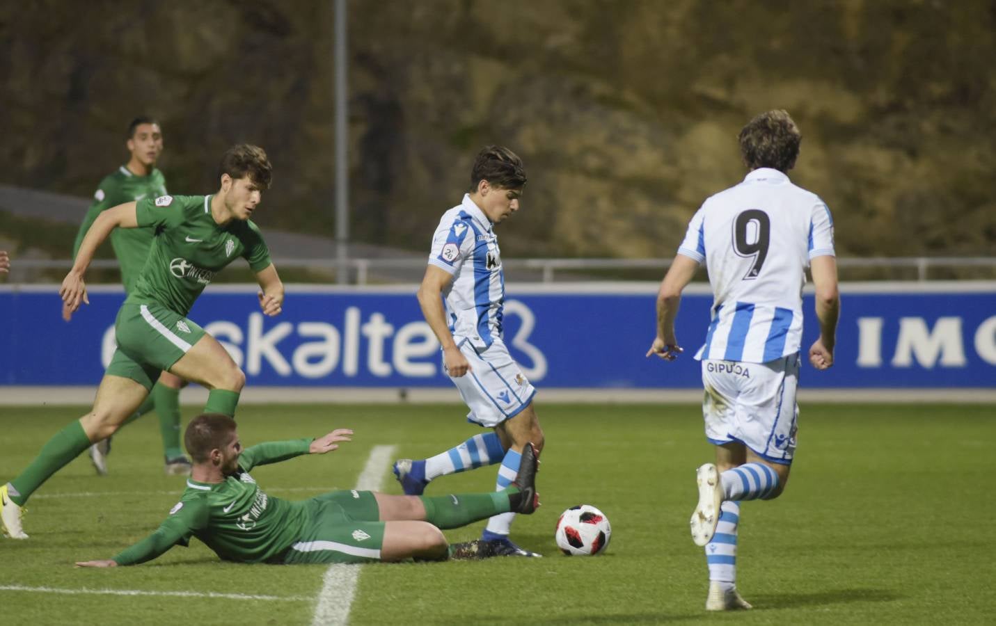 El filial de la Real Sociedad se enfrenta al equipo asturiano. 