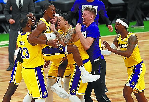 Sobre la bocina. Rondo, base de los Lakers, es abrazado por sus compañeros tras anotar la canasta decisiva contra los Celtics (128-129). 