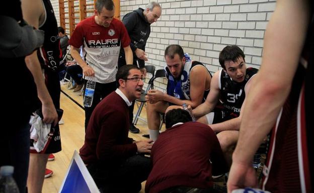 Lolo Encinas da instrucciones a sus jugadores durante un tiempo muerto. 