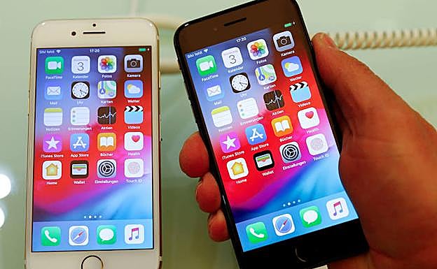 Un empleado de Apple en Alemania muestra varios productos. 