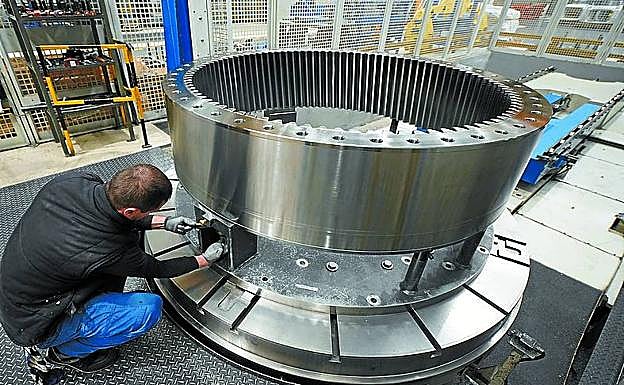 Instalación de una pieza para el torneado final. 