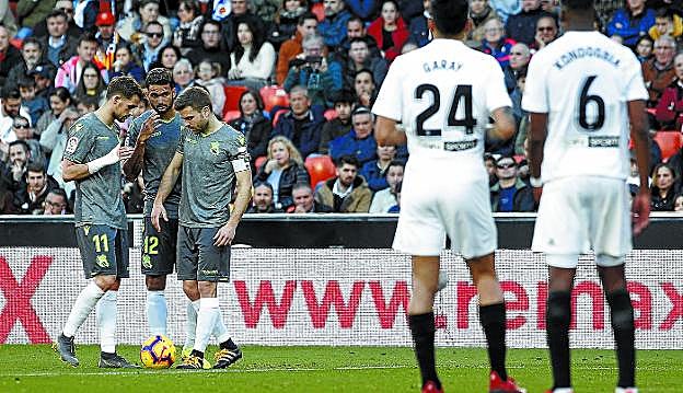 Januzaj, Willian José e Illarramendi charlan antes del lanzamiento de la falta en la que presumiblemente se lesionó el mutrikuarra. 