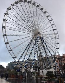 Imagen secundaria 2 - Tres vistas de la noria este lunes por la mañana.
