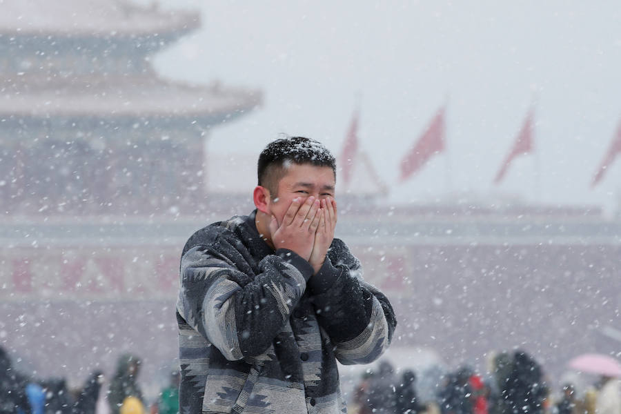 Pakín ha celebrado el desfile militar con la plaza de Tiananmen y sus alrededores bajo un manto blanco de nieve.