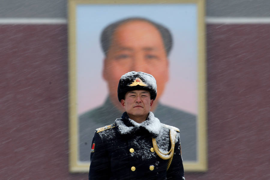 Pakín ha celebrado el desfile militar con la plaza de Tiananmen y sus alrededores bajo un manto blanco de nieve.