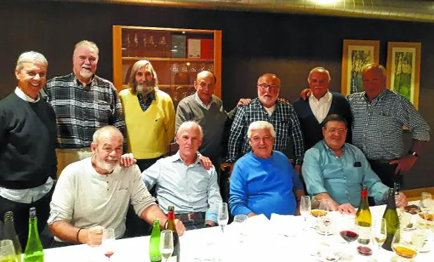 Excompañeros de la mili se reunieron en el restaurante Shuarri del frontón Galarreta. 