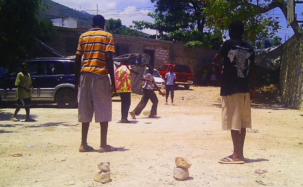 Niños de Haití juegan a fútbol.