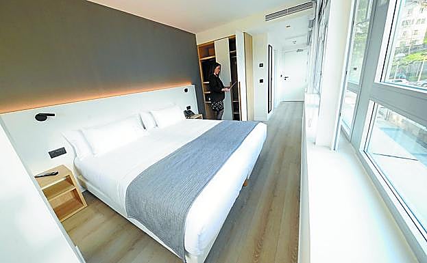 Una de las habitaciones del hotel, totalmente exterior.