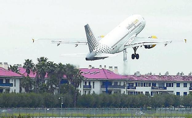Un avión despega de la pista del aeropuerto de Hondarribia. 