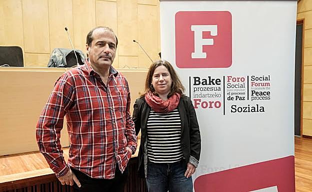 Los portavoces del Foro Social Permanente Agus Hernán y Aitzpea Leizaola