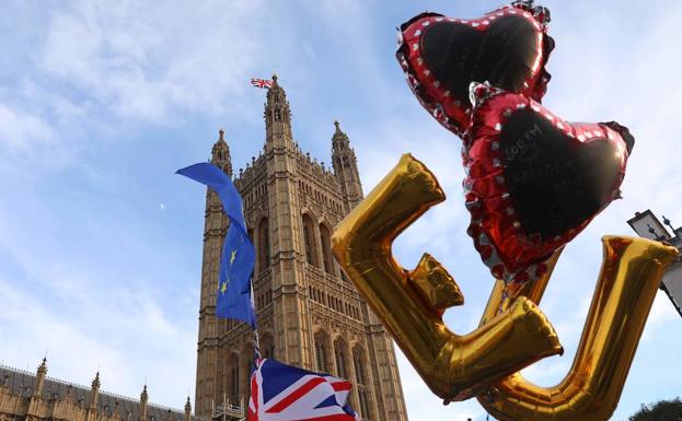 Los partidarios de seguir en la UE se manifiestan a las puertas del Parlamento británico.