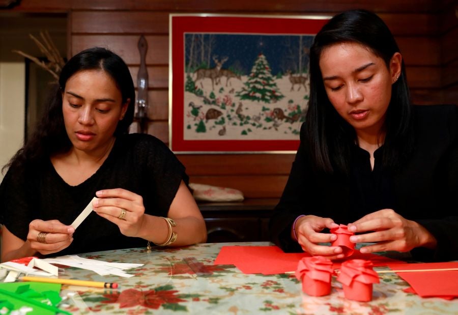 Una empresa de Filipinas comercializa flores de papel para ser vendidas en San Valentín. 