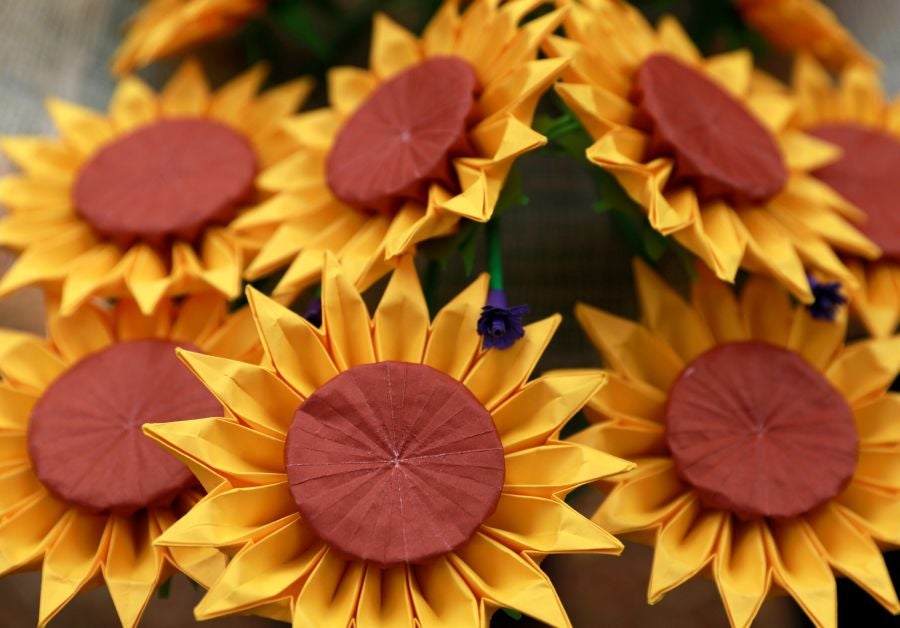 Una empresa de Filipinas comercializa flores de papel para ser vendidas en San Valentín. 