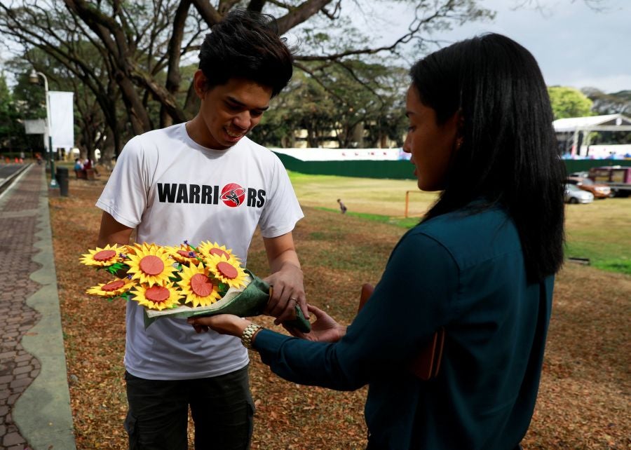 Una empresa de Filipinas comercializa flores de papel para ser vendidas en San Valentín. 