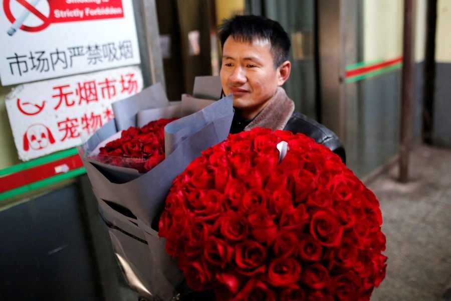 En Tailandia cientos de parejas participan cada año en San Valentin en una especial ceremonia de casamientos. 