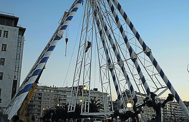 Los trabajos de desmontaje de la noria se reanudaron ayer por la tarde.