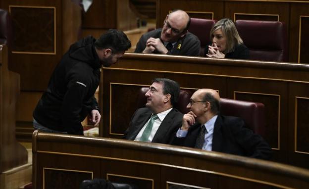 Gabriel Rufián (ERC) conversa con los diputados del PNV Aitor Esteban, Mikel Legarda, Joseba Agirretxea e Idoia Sagastizabal. 