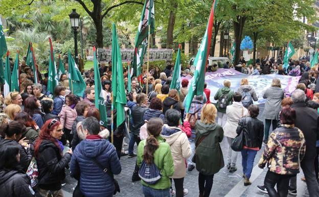 Concentración de ELA frente a la Diputación Foral de Gipuzkoa en demanda de mejores condiciones para los trabajadores de las residencias, el año pasado. 