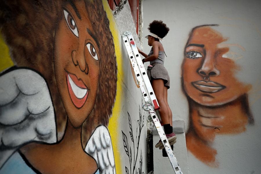 'Marielle vive' es el lema inscrito sobre la gran escalera de cemento que en Sao Paulo lleva el nombre de la concejala Marielle Franco, una obra homenaje que continúa la batalla que ella lideró hasta que fue asesinada, hace ya once meses: la lucha de mujeres negras y lesbianas por ser visibles. 