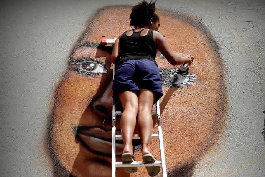 'Marielle vive' es el lema inscrito sobre la gran escalera de cemento que en Sao Paulo lleva el nombre de la concejala Marielle Franco, una obra homenaje que continúa la batalla que ella lideró hasta que fue asesinada, hace ya once meses: la lucha de mujeres negras y lesbianas por ser visibles. 