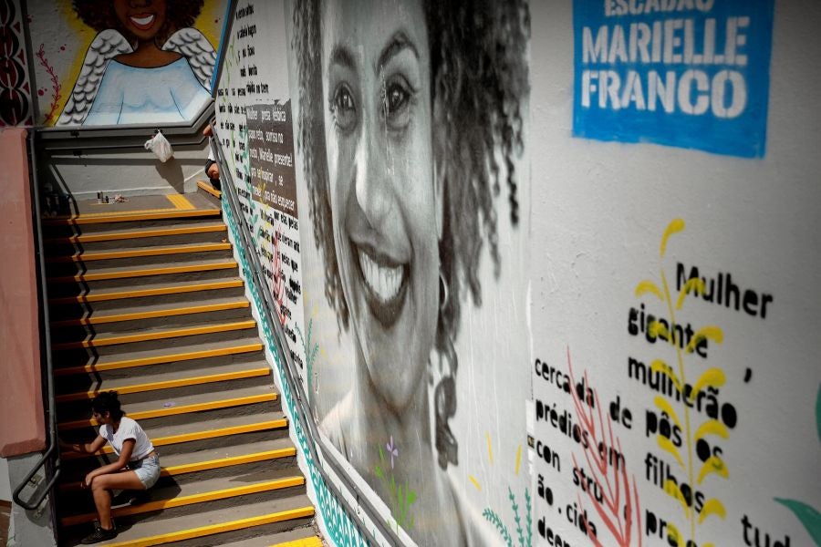 'Marielle vive' es el lema inscrito sobre la gran escalera de cemento que en Sao Paulo lleva el nombre de la concejala Marielle Franco, una obra homenaje que continúa la batalla que ella lideró hasta que fue asesinada, hace ya once meses: la lucha de mujeres negras y lesbianas por ser visibles. 
