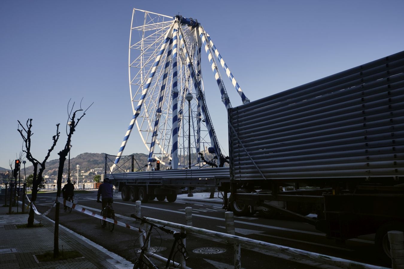 La atracción de 50 metros de altura abandona Alderdi Eder tras más de dos meses y medio. Desde que se instaló el 1 de diciembre de 2018 ha recibido una media de 3.000 viajeros al día