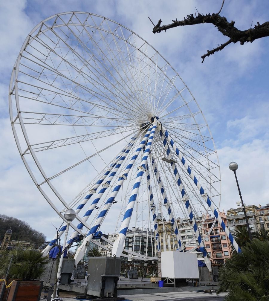 La atracción de 50 metros de altura abandona Alderdi Eder tras más de dos meses y medio. Desde que se instaló el 1 de diciembre de 2018 ha recibido una media de 3.000 viajeros al día