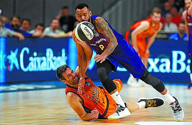 San Emeterio intenta cortar el avance de Hanga en el partido de ayer. 