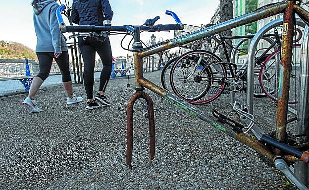 Una bici abandonada en La Concha