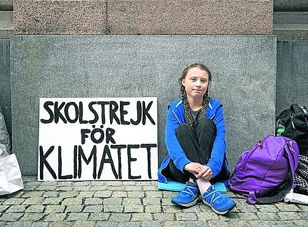 Greta Thunberg, con su pancarta de 'Huelga escolar por el clima', ante el Parlamento sueco en agosto de 2018. 