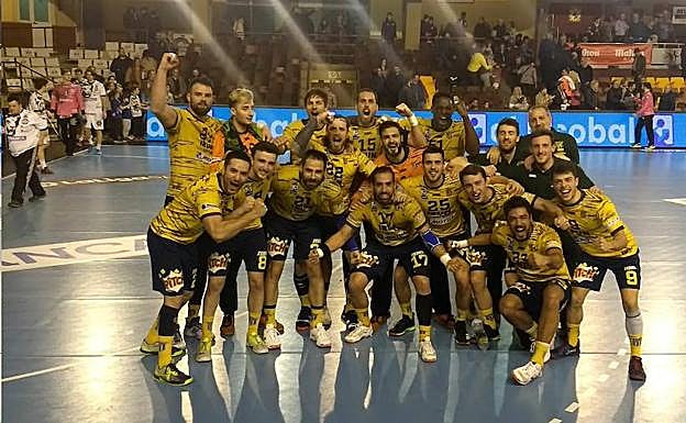 Los jugadores del Bidasoa celebran la victoria.