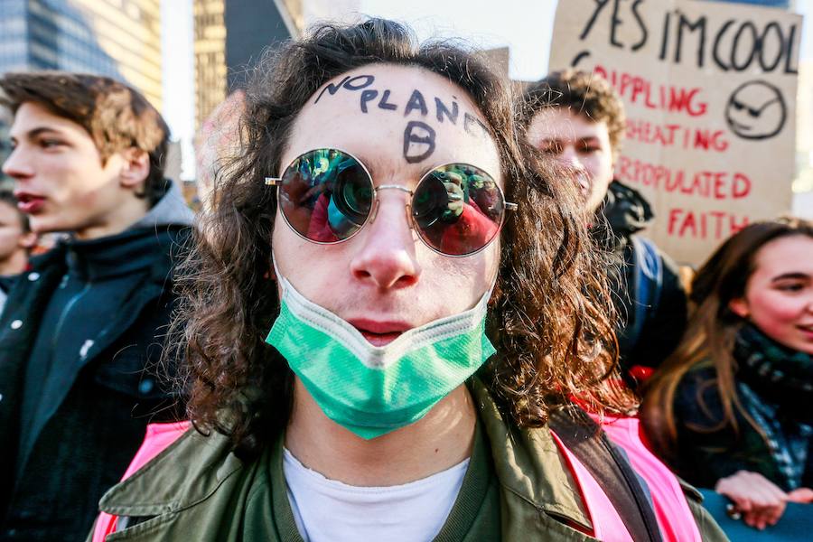 Estudiantes participan en manifestaciónes organizadas en Londres, Berlin, Bruselas... Miles de escolares en varias ciudades europeas no acudieron hoy a clase para sumarse a una campaña que pide medidas para frenar el cambio climático. 