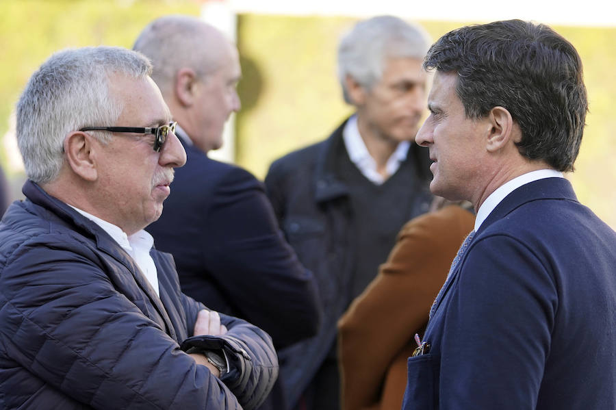 Familiares, amigos y representantes de los partidos constitucionalistas han acudido este sábado al cementerio de Polloe en San Sebastián para rendir homenaje a Fernando Múgica, 'Poto, el dirigente socialista y abogado asesinado a tiros por ETA en una céntrica calle de San Sebastián el 6 de febrero de 1996,