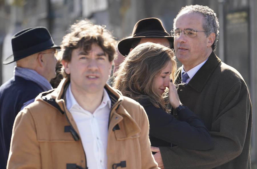 Familiares, amigos y representantes de los partidos constitucionalistas han acudido este sábado al cementerio de Polloe en San Sebastián para rendir homenaje a Fernando Múgica, 'Poto, el dirigente socialista y abogado asesinado a tiros por ETA en una céntrica calle de San Sebastián el 6 de febrero de 1996,