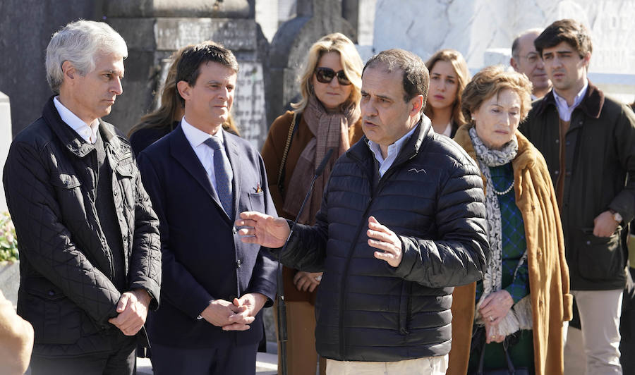 Familiares, amigos y representantes de los partidos constitucionalistas han acudido este sábado al cementerio de Polloe en San Sebastián para rendir homenaje a Fernando Múgica, 'Poto, el dirigente socialista y abogado asesinado a tiros por ETA en una céntrica calle de San Sebastián el 6 de febrero de 1996,