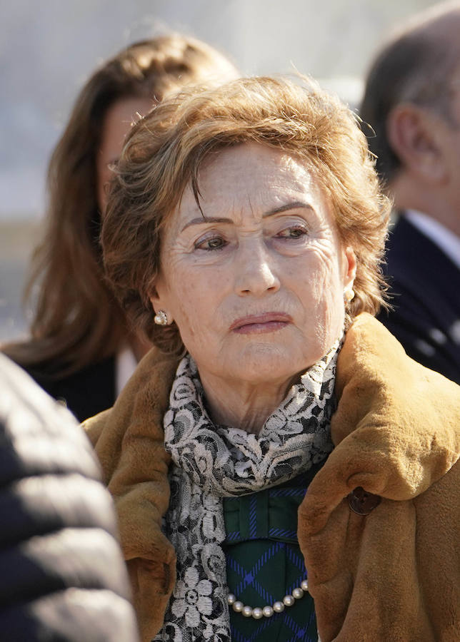 Familiares, amigos y representantes de los partidos constitucionalistas han acudido este sábado al cementerio de Polloe en San Sebastián para rendir homenaje a Fernando Múgica, 'Poto, el dirigente socialista y abogado asesinado a tiros por ETA en una céntrica calle de San Sebastián el 6 de febrero de 1996,