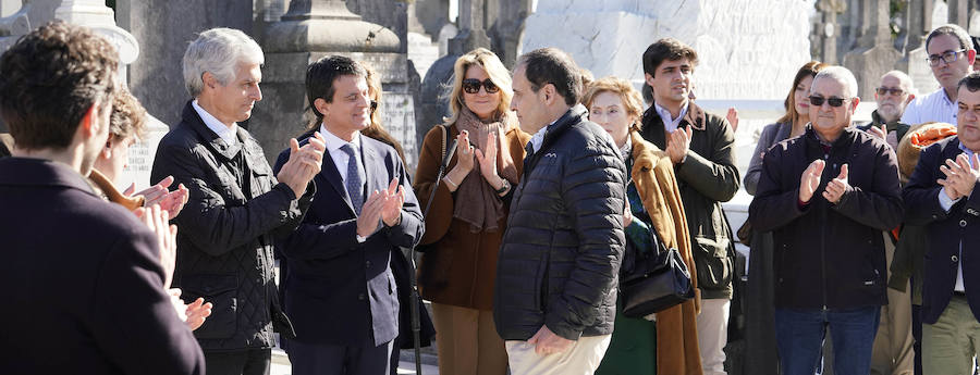 Familiares, amigos y representantes de los partidos constitucionalistas han acudido este sábado al cementerio de Polloe en San Sebastián para rendir homenaje a Fernando Múgica, 'Poto, el dirigente socialista y abogado asesinado a tiros por ETA en una céntrica calle de San Sebastián el 6 de febrero de 1996,