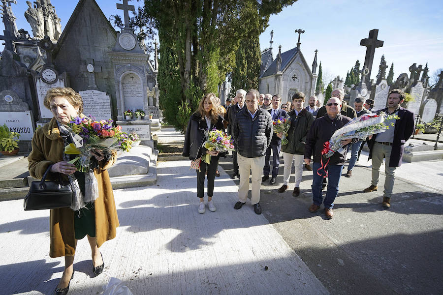 Familiares, amigos y representantes de los partidos constitucionalistas han acudido este sábado al cementerio de Polloe en San Sebastián para rendir homenaje a Fernando Múgica, 'Poto, el dirigente socialista y abogado asesinado a tiros por ETA en una céntrica calle de San Sebastián el 6 de febrero de 1996,