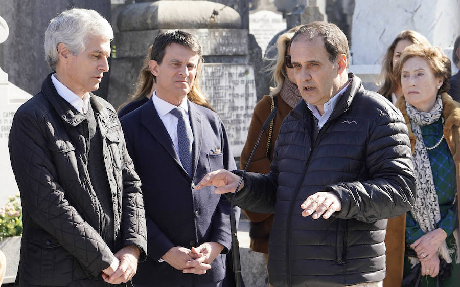 Familiares, amigos y representantes de los partidos constitucionalistas han acudido este sábado al cementerio de Polloe en San Sebastián para rendir homenaje a Fernando Múgica, 'Poto, el dirigente socialista y abogado asesinado a tiros por ETA en una céntrica calle de San Sebastián el 6 de febrero de 1996,